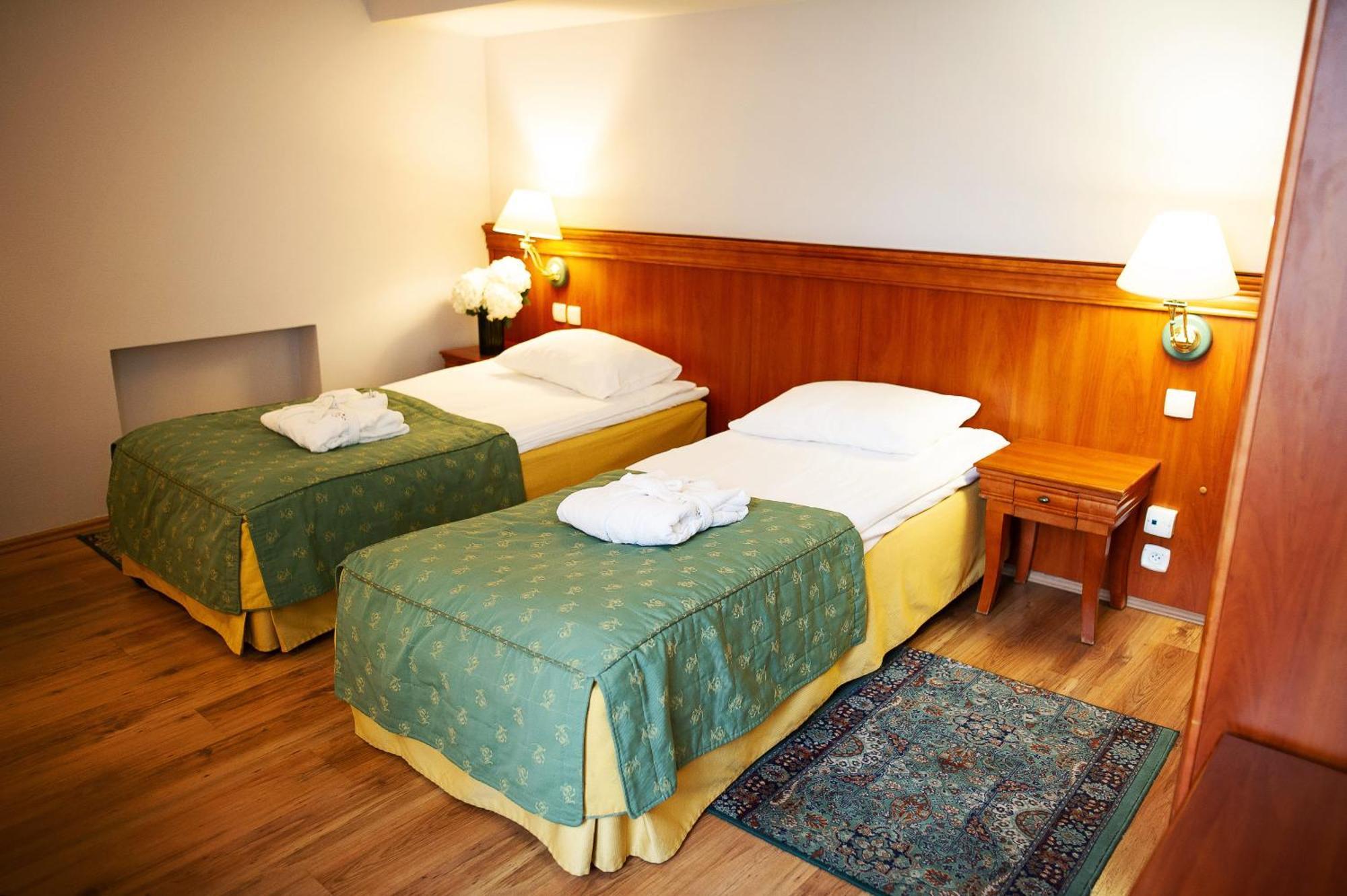 Pietrak Hotel Gniezno Exterior foto