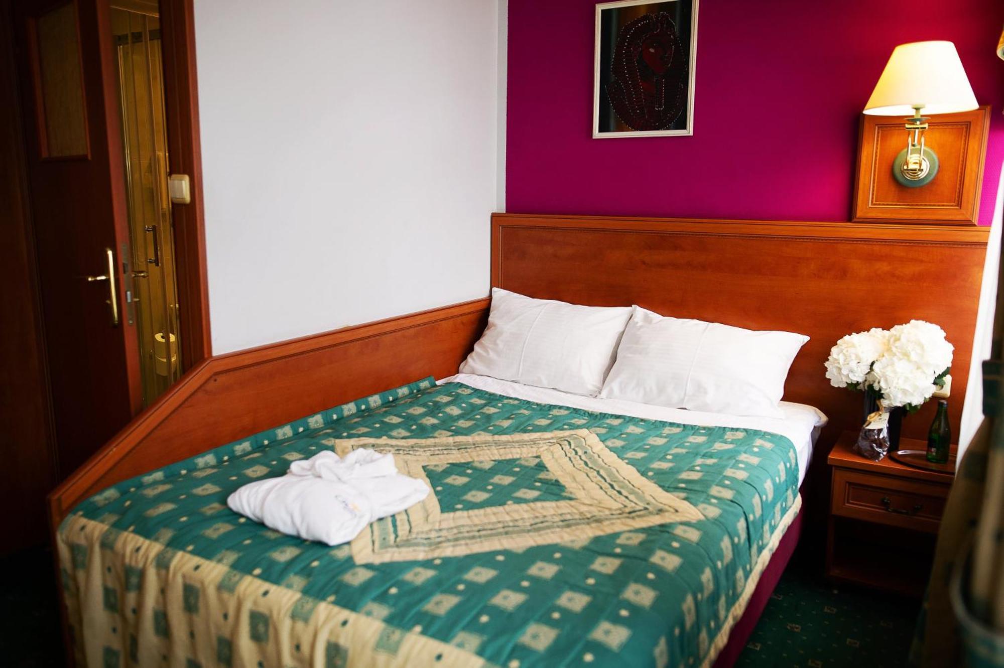 Pietrak Hotel Gniezno Exterior foto