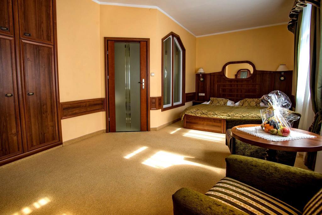 Pietrak Hotel Gniezno Exterior foto